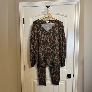 Adult L/XL Mudpie Pajamas. Top is XL, bottoms are L. Pants have pockets!